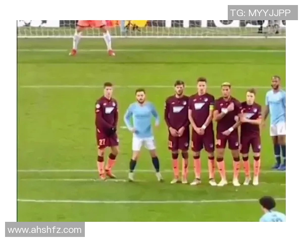 足球明星队成员精彩瞬间大集合展现他们的风采与魅力