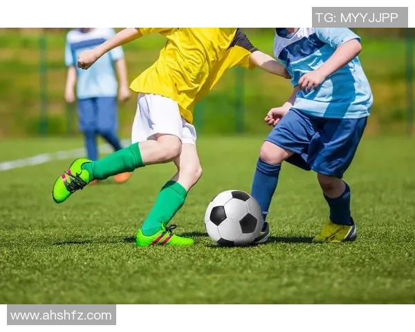 吴曦足球明星海报展现激情与梦想引领年轻球员追逐绿茵场的荣耀之路